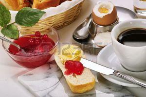 6828725-copertura-di-prima-colazione-con-rotolo-di-pane-burro-marmellata-e-uovo