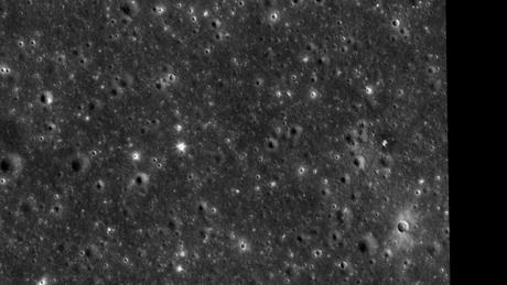 Questa immagine ripresa dalla Lunar Reconnnaissance Orbiter Narrow Angle Camera (LRO NAC) a bordo del Lunar Reconnaissance Orbiter (LRO) della NASA mostra la superficie della Luna prima dell’impatto del 17 marzo 2013. Questa foto e’ stata ripresa il 12 febbraio 2012. Crediti: NASA/Goddard Space Flight Center/Arizona State University