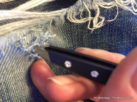 diy jeans, diy fashion, fashion blog, fashion blogger, italian fashion blogger, fashion blogger italiana, moda, jeans strappati, come fare gli strappi ai jeans, themorasmothie, diy project, diy craft, craft