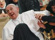 Video. Papa assalito Duomo dalle suore clausura: l’esilarante battuta Sepe