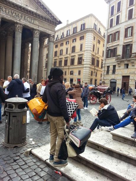 Un sabato terribile in 17 foto da Fori, Navona, Pantheon, Colosseo. Una città rasa al suolo dal racket