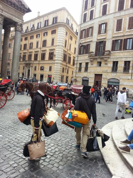 Un sabato terribile in 17 foto da Fori, Navona, Pantheon, Colosseo. Una città rasa al suolo dal racket