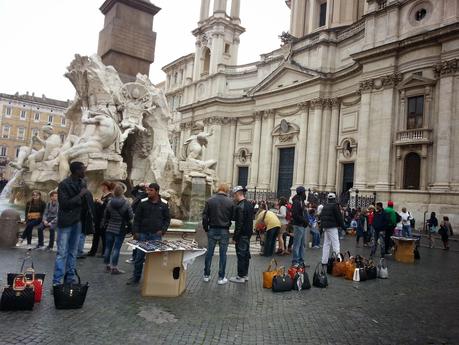 Un sabato terribile in 17 foto da Fori, Navona, Pantheon, Colosseo. Una città rasa al suolo dal racket