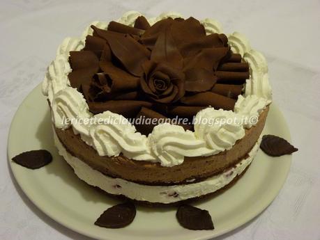 Torta al cacao con doppia farcitura e decoro al cioccolato plastico