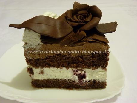 Torta al cacao con doppia farcitura e decoro al cioccolato plastico