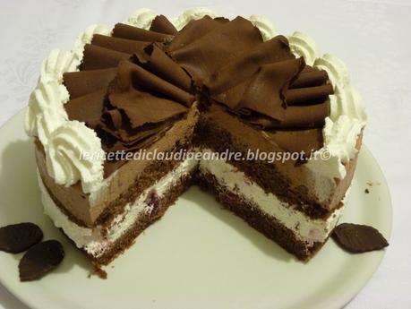 Torta al cacao con doppia farcitura e decoro al cioccolato plastico