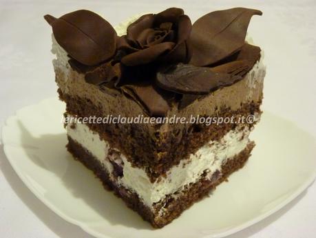 Torta al cacao con doppia farcitura e decoro al cioccolato plastico