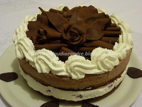 Torta al cacao con doppia farcitura e decoro al cioccolato plastico