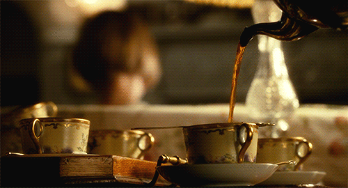 L’arte di preparare il tè come Regina comanda: Guida al tradizionale appuntamento britannico