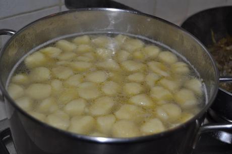 cuocete gli gnocchi aggiungendo un filo di olio nell'acqua