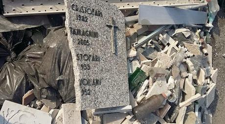 Allucinante sulla Prenestina. Laddove battono le prostitute ecco la discarica delle lapidi del cimitero. Con nomi e cognomi dei defunti