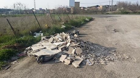 Allucinante sulla Prenestina. Laddove battono le prostitute ecco la discarica delle lapidi del cimitero. Con nomi e cognomi dei defunti