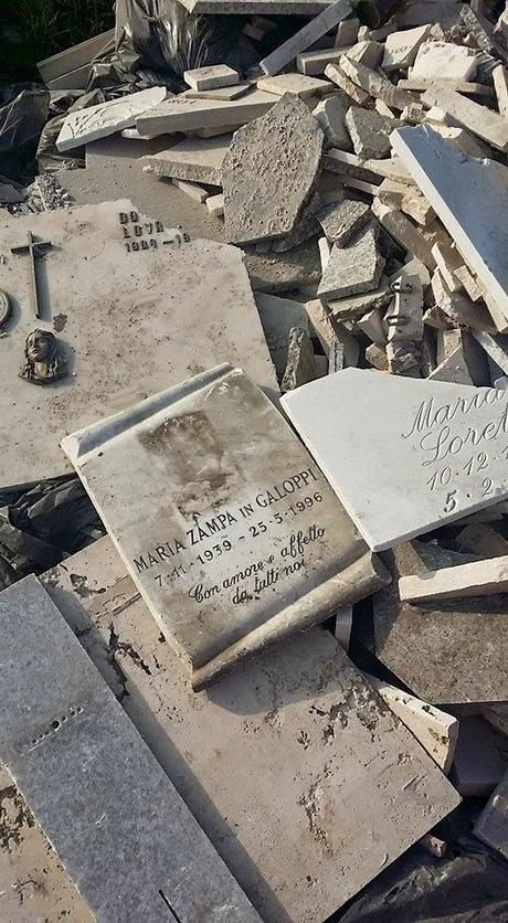 Allucinante sulla Prenestina. Laddove battono le prostitute ecco la discarica delle lapidi del cimitero. Con nomi e cognomi dei defunti