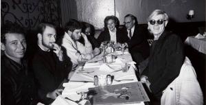 Andy Warhol, William Burroughs e altri al tavolo del ristorante El Quijote del Chelsea Hotel