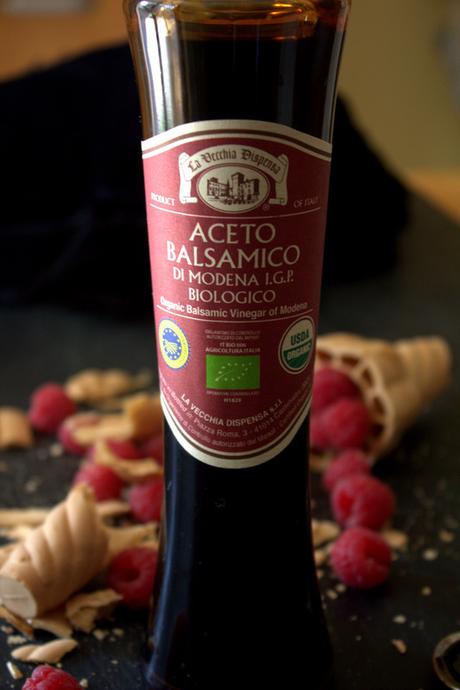 Cheesecake “ibrida” con salsa ai lamponi, cioccolato fondente e aceto balsamico per #acetaialavecchiadispensa#