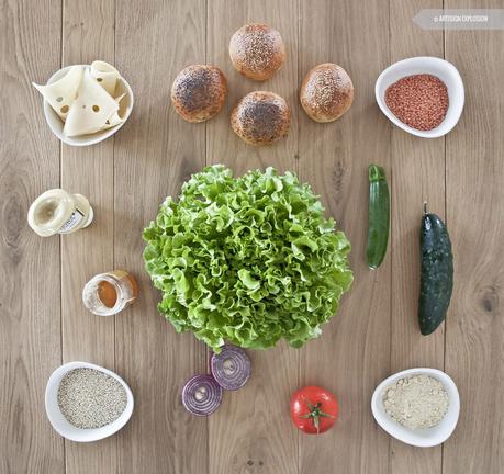 Veggie Burger di quinoa, zucchine e lenticchie con salsa alla senape e miele. Veggie Burger di quinoa, zucchine e lenticchie con salsa alla senape e miele.