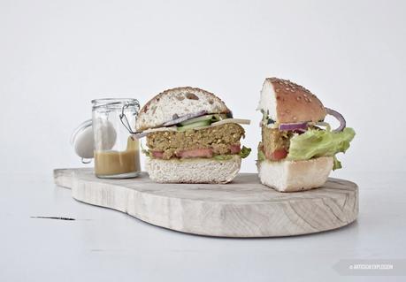 Veggie Burger di quinoa, zucchine e lenticchie con salsa alla senape e miele. Veggie Burger di quinoa, zucchine e lenticchie con salsa alla senape e miele.