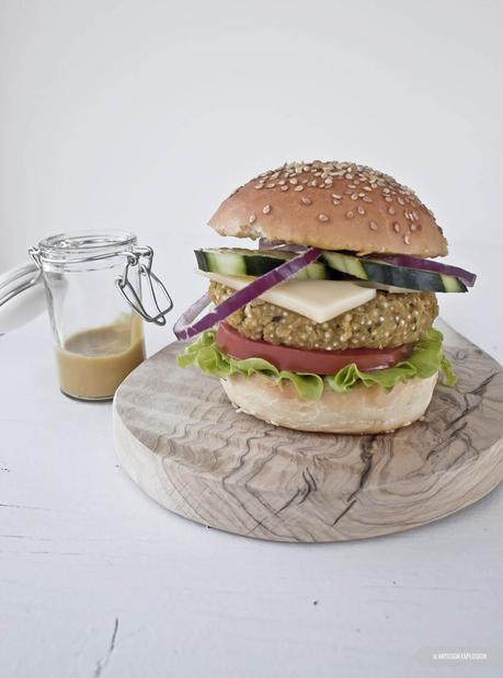 Veggie Burger di quinoa, zucchine e lenticchie con salsa alla senape e miele. Veggie Burger di quinoa, zucchine e lenticchie con salsa alla senape e miele.