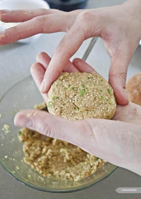Veggie Burger di quinoa, zucchine e lenticchie con salsa alla senape e miele. Veggie Burger di quinoa, zucchine e lenticchie con salsa alla senape e miele.