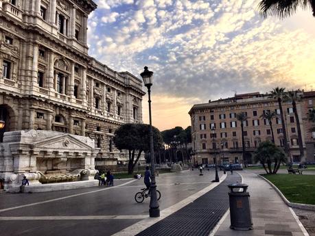 Piazza Cavour, l'unica piazza europea di Roma. A proposito di parcheggi interrati: ecco la qualità che si può ottenere valorizzando il sottosuolo della città