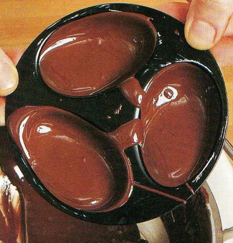 Uova di cioccolato con mousse al caffè