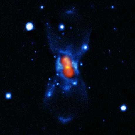 Questa immagine mostra ciò che rimane della nuova stella vista nell'anno 1670. È stata composta a partire da una combinazione di immagini in luce visibile del telescopio Gemini (in blu), una mappa submillimetrica di SMA che mostra la polvere (in verde) e la mappa dell'emissione molecolare di APEX e SMA (in rosso). La stella che gli astronomi europei videro nel 1670 non era una nova, ma un tipo molto più raro e violento di collisione stellare, abbastanza spettacolare da essere visibile facilmente a occhio nudo durante il primo scoppio. Invece, le tracce lasciate sono così deboli che era necessaria un'analisi accurata con telescopi nella banda submillimetrica per poter risolvere l'enigma, svelato finalmente più di 340 anni dopo. Crediti: ESO/T. Kamiński