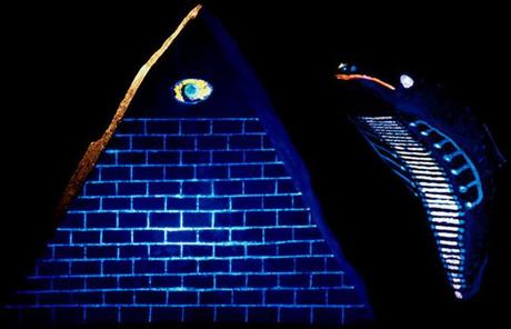 Oggetti fuori posto: la Piramide Nera “fluorescente” con l’occhio che tutto vede
