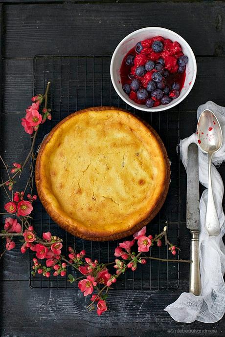 Torta alla ricotta con lamponi e mirtilli