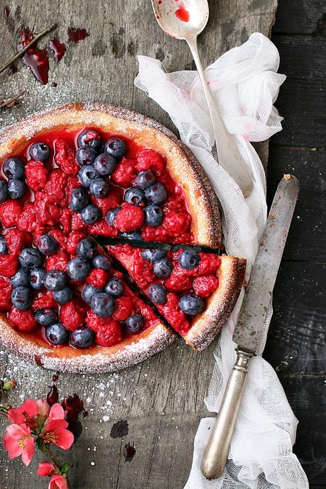 Torta alla ricotta con lamponi e mirtilli