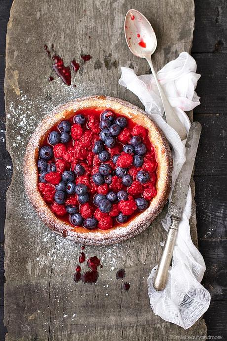 Torta alla ricotta con lamponi e mirtilli