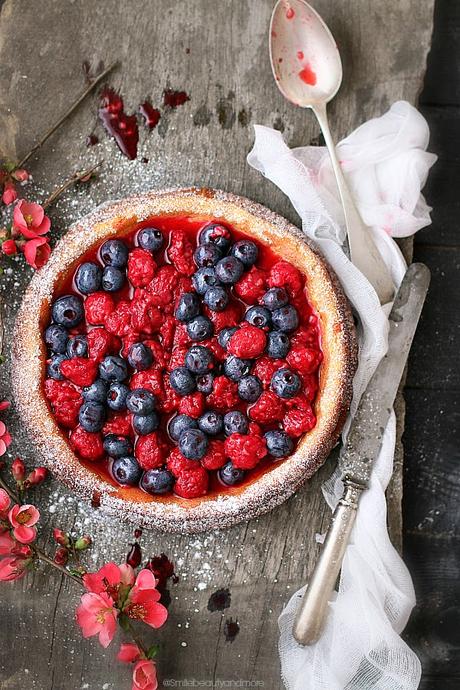 Torta alla ricotta con lamponi e mirtilli