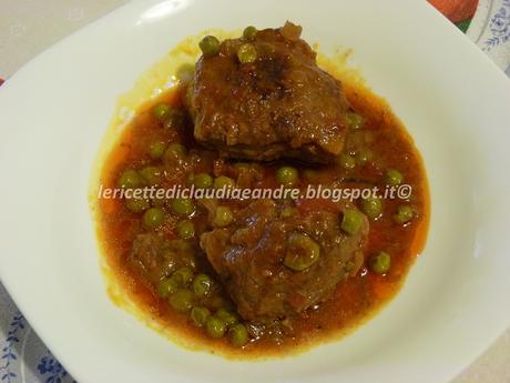 Guancette di maiale e pisellini con pomodoro