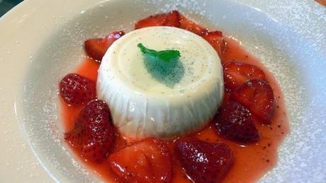 Panna cotta con coulis di fragole