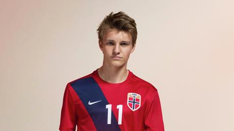 Calcio, Ødegaard con la nuova maglia della Norvegia di Nike