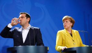 Alexis Tsipras, premier greco, insieme alla cancelliera tedesca Angela Merkel (telegraaf.nl)