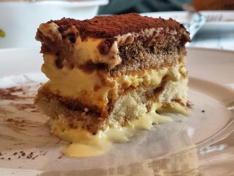 Tiramisù con uova cotte