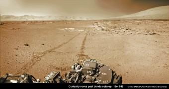 Il rover Curiosity guarda verso il cratere Gale e il Monte Sharp. Foto scattata nel sol 548. Credit: NASA/JPL-Caltech/Ken Kremer- kenkremer.com/Marco Di Lorenzo