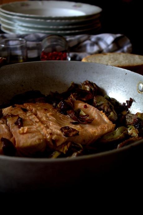 Padellata di salmone con carciofi e pepe rosa