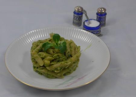 Penne integrli con pesto di lattuga e soncino