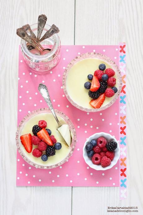 Flan al cioccolato bianco con frutti di bosco (senza uova)