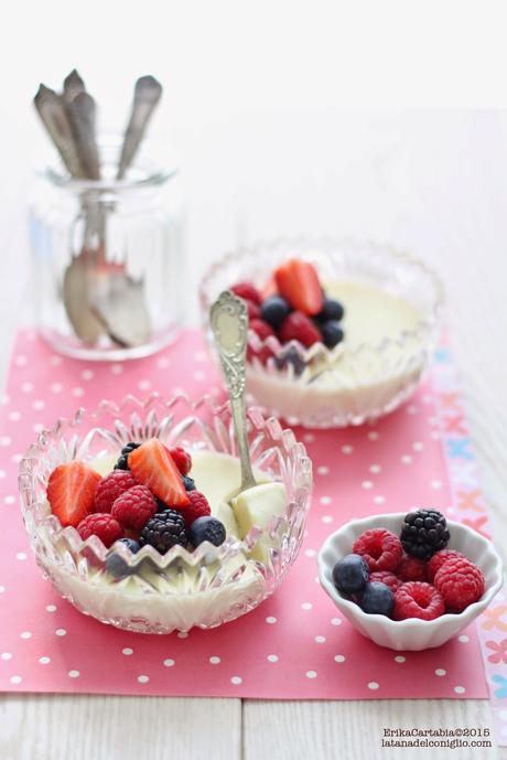 Flan al cioccolato bianco con frutti di bosco (senza uova)