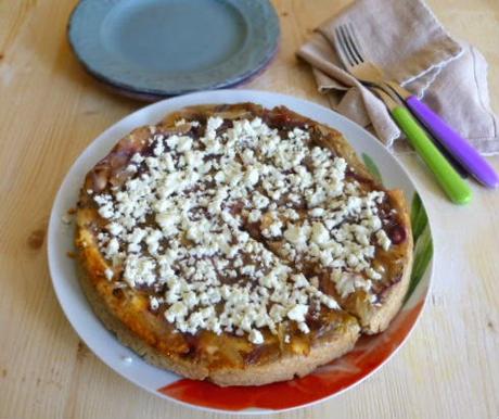 torta salata con cipolle e feta