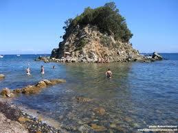 Isola d'Elba vacanze sulla spiaggia e cielo azzurro