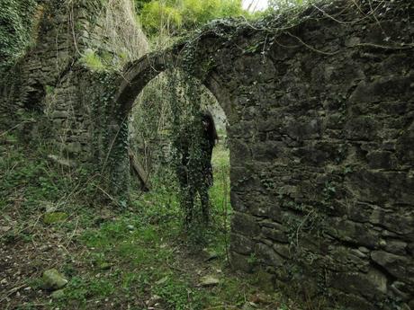 Lieux solitaires // la sorcière à l'intérieur du moulin abandonné