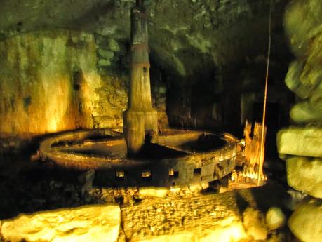 Lieux solitaires // la sorcière à l'intérieur du moulin abandonné