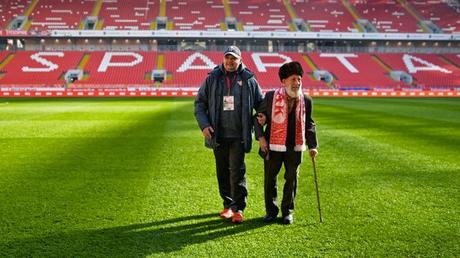Spartak Moscow, colletta del club in soccorso del suo tifoso più anziano vittima di rapina