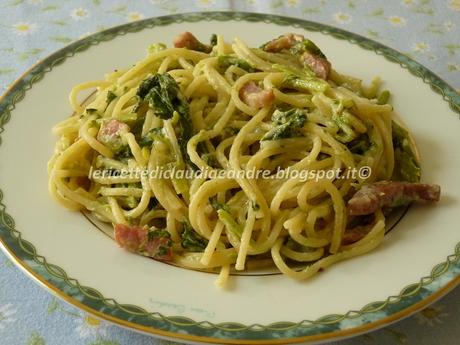 Spaghetti con cime di rapa, pancetta e crescenza