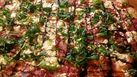 Pizza integrale con feta, fragole, rucola e glassa d'aceto balsamico...insolita ma buonissima!