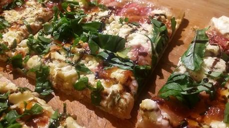 Pizza integrale con feta, fragole, rucola e glassa d'aceto balsamico...insolita ma buonissima!