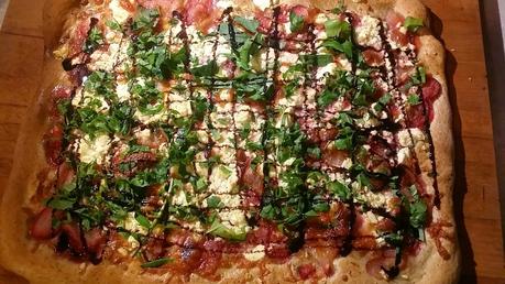 Pizza integrale con feta, fragole, rucola e glassa d'aceto balsamico...insolita ma buonissima!